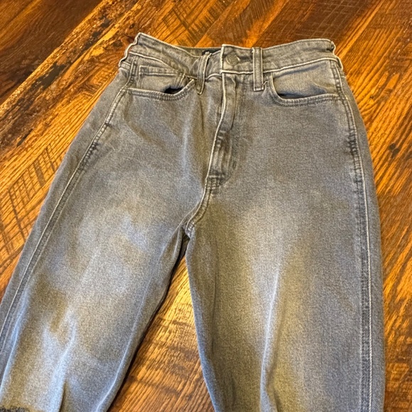 Ladies Hollister Ultra High Rise Mom Jean - Gray Size 0S/W24 - Picture 5 of 7
